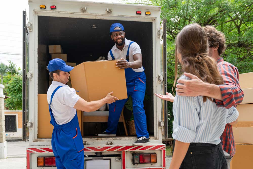 happy-customers-city-moving-royal-movers
